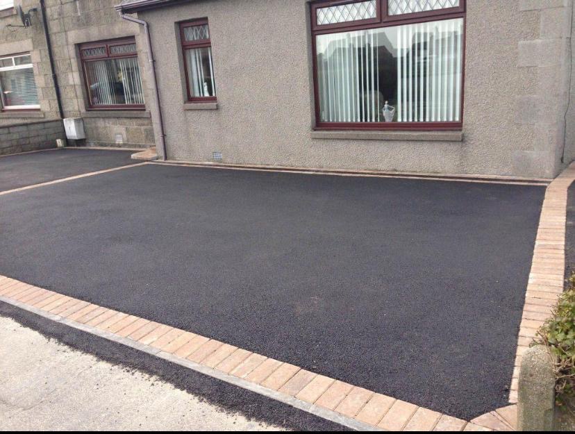 Tarmac drive and forecourt finished by DriveScape Ltd